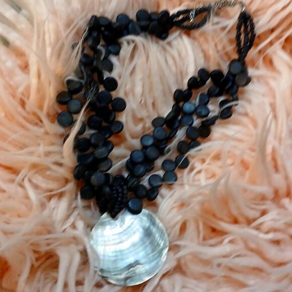 Elegant Black Shell Pendant Necklace - Picture 1 of 4